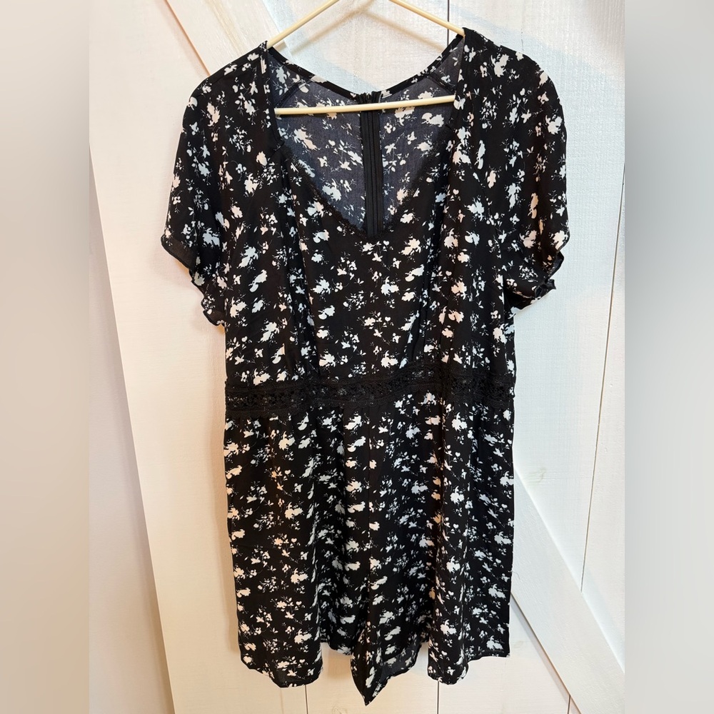SHEIN Black Floral Lace-Waist Short Sleeve Romper